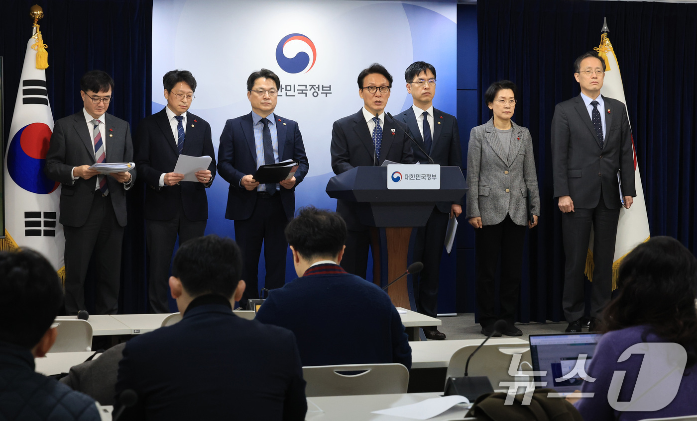 (서울=뉴스1) 임세영 기자 = 김민석 국무총리가 16일 서울 종로구 정부서울청사에서 행정통합 인센티브 관련 브리핑을 하고 있다. 2026.1.16/뉴스1