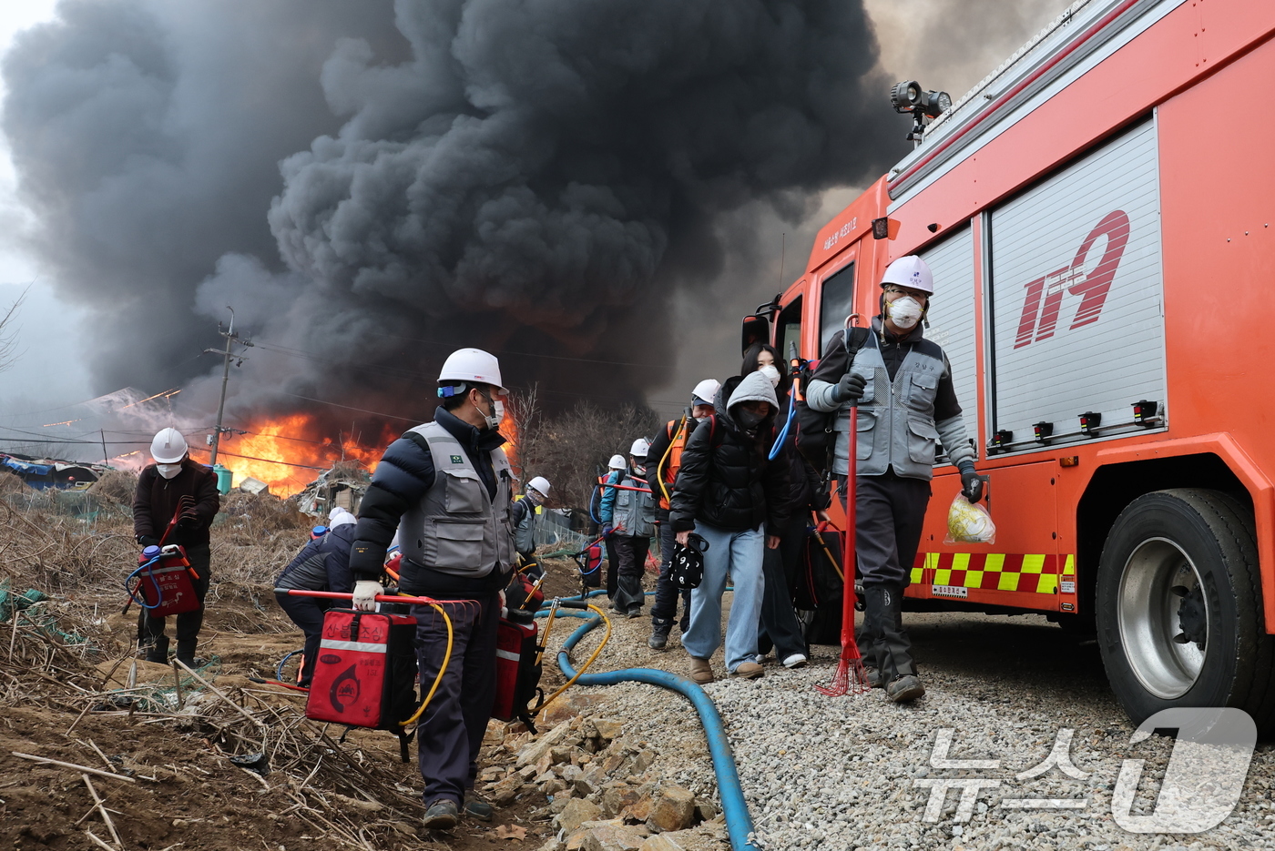 (서울=뉴스1) 김진환 기자 = 16일 오전 서울 강남구 개포동 구룡마을에서 발생한 화재로 불길이 치솟고 있다. 2026.1.16/뉴스1