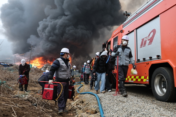 검은 연기 치솟는 구룡마을