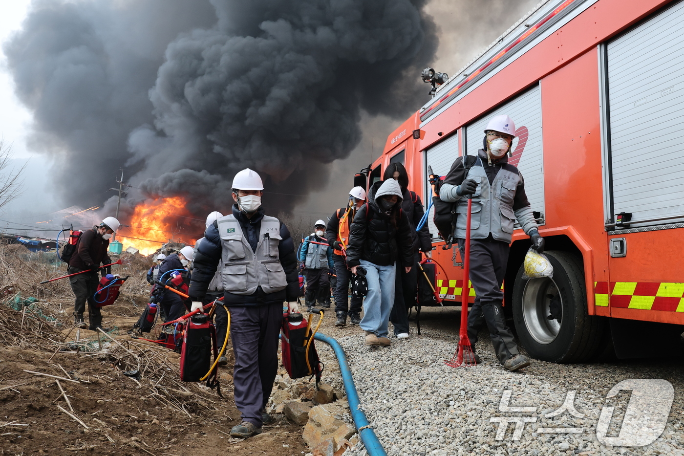 (서울=뉴스1) 김진환 기자 = 16일 오전 서울 강남구 개포동 구룡마을에서 발생한 화재로 불길이 치솟고 있다. 2026.1.16/뉴스1