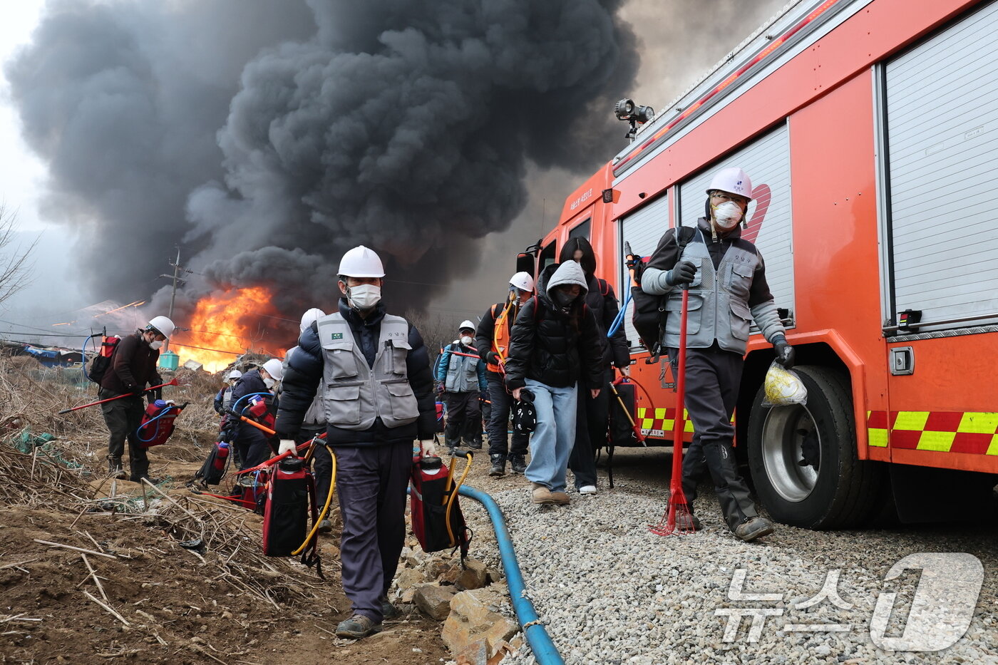 본문 이미지 - 16일 오전 서울 강남구 개포동 구룡마을에서 발생한 화재로 불길이 치솟고 있다. 2026.1.16/뉴스1 ⓒ News1 김진환 기자