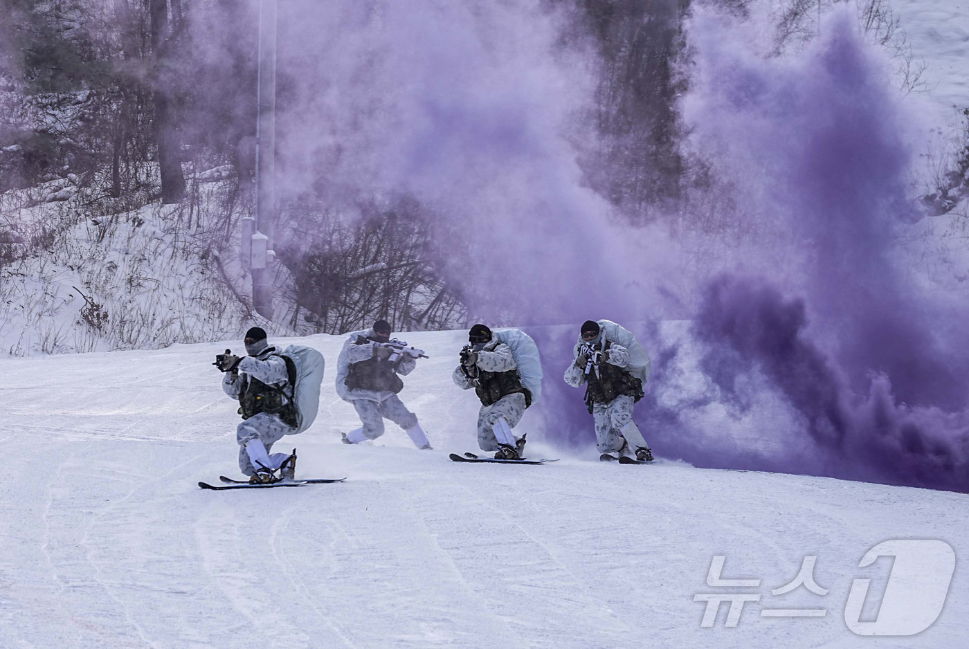 (서울=뉴스1) = 해병대 특수수색여단은 지난 2일부터 2월 26일까지 강원 평창군 황병산 일대에서 2026년 동계 설한지 훈련’을 진행한다고 16일 밝혔다. 사진은 지난 14일 …