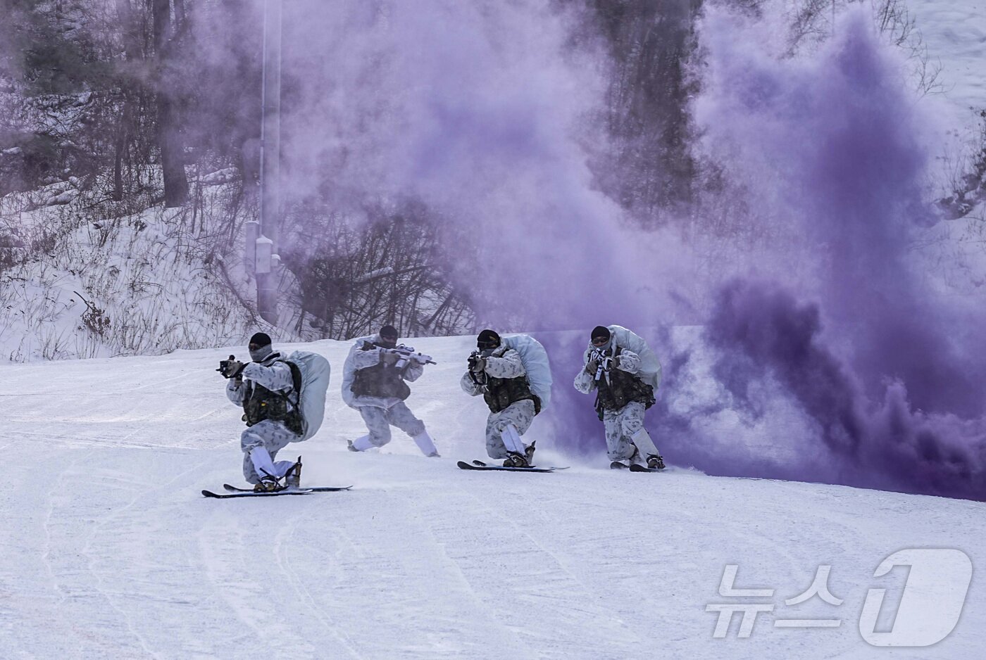 본문 이미지 - 해병대 특수수색여단은 지난 2일부터 2월 26일까지 강원 평창군 황병산 일대에서 2026년 동계 설한지 훈련’을 진행한다고 16일 밝혔다. 사진은 지난 14일 해병대 특수수색여단 장병들이 팀단위 대형을 유지한 채 텔레마크 스키로 설상 기동을 실시하고 있는 모습. (해병대 제공. 재판매 및 DB 금지) 2026.1.16/뉴스1