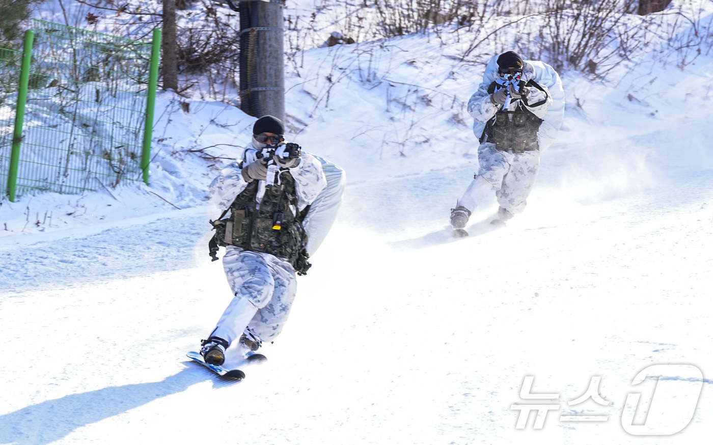 (서울=뉴스1) = 해병대 특수수색여단은 지난 2일부터 2월 26일까지 강원 평창군 황병산 일대에서 2026년 동계 설한지 훈련’을 진행한다고 16일 밝혔다. 사진은 지난 14일 …