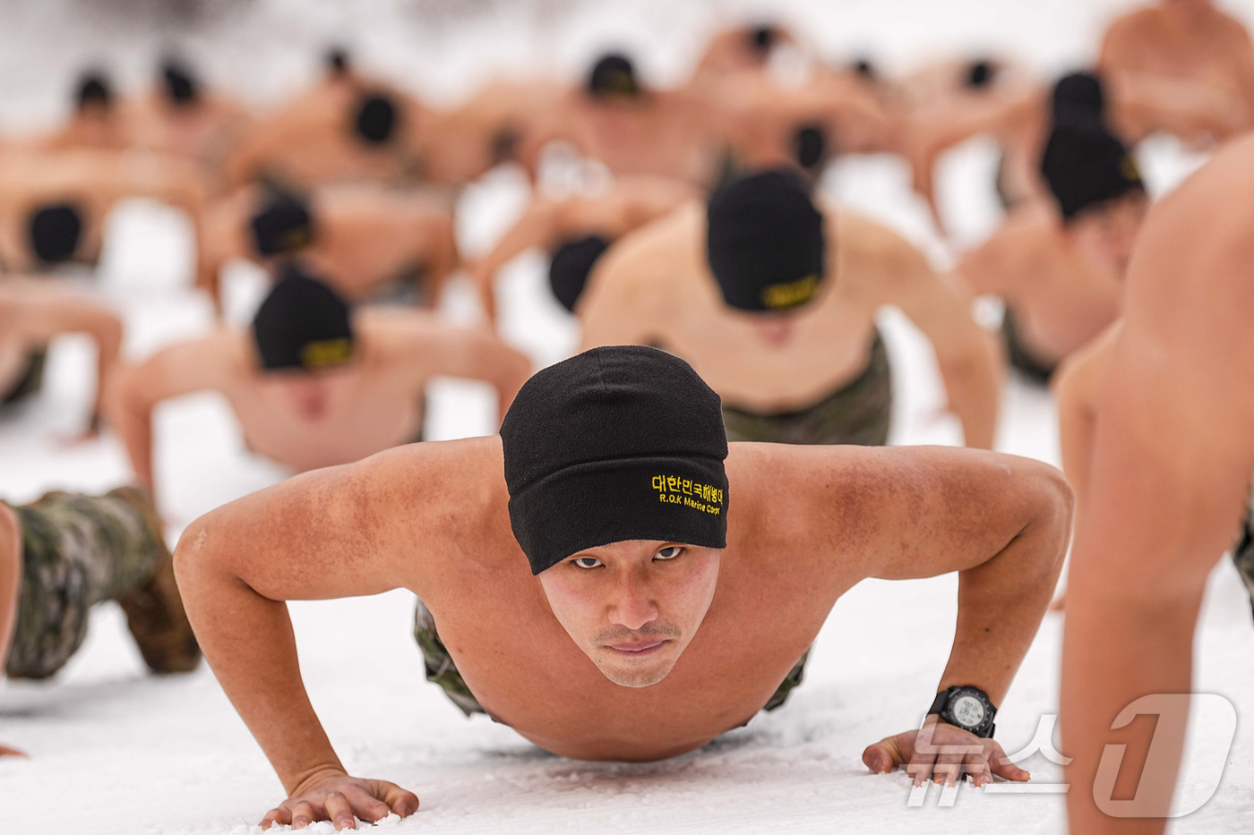 (서울=뉴스1) = 해병대 특수수색여단은 지난 2일부터 2월 26일까지 강원 평창군 황병산 일대에서 2026년 동계 설한지 훈련’을 진행한다고 16일 밝혔다. 사진은 지난 15일 …