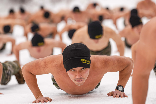[뉴스1 PICK]해병대 특수수색여단, '혹한 뚫고 동계 설한지 훈련 실시'