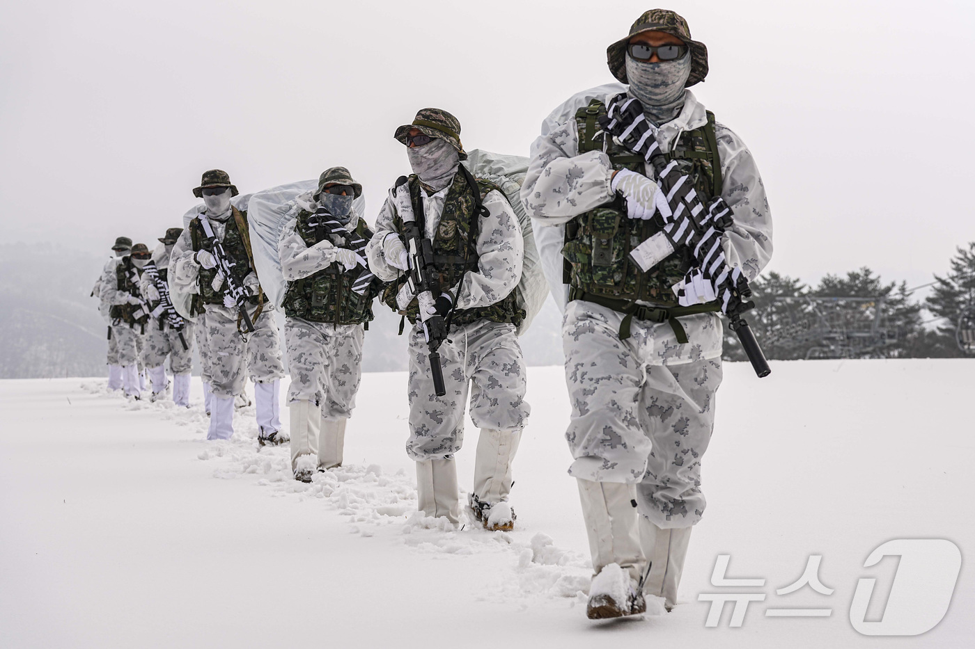 (서울=뉴스1) = 해병대 특수수색여단은 지난 2일부터 2월 26일까지 강원 평창군 황병산 일대에서 2026년 동계 설한지 훈련’을 진행한다고 16일 밝혔다. 사진은 지난 15일 …
