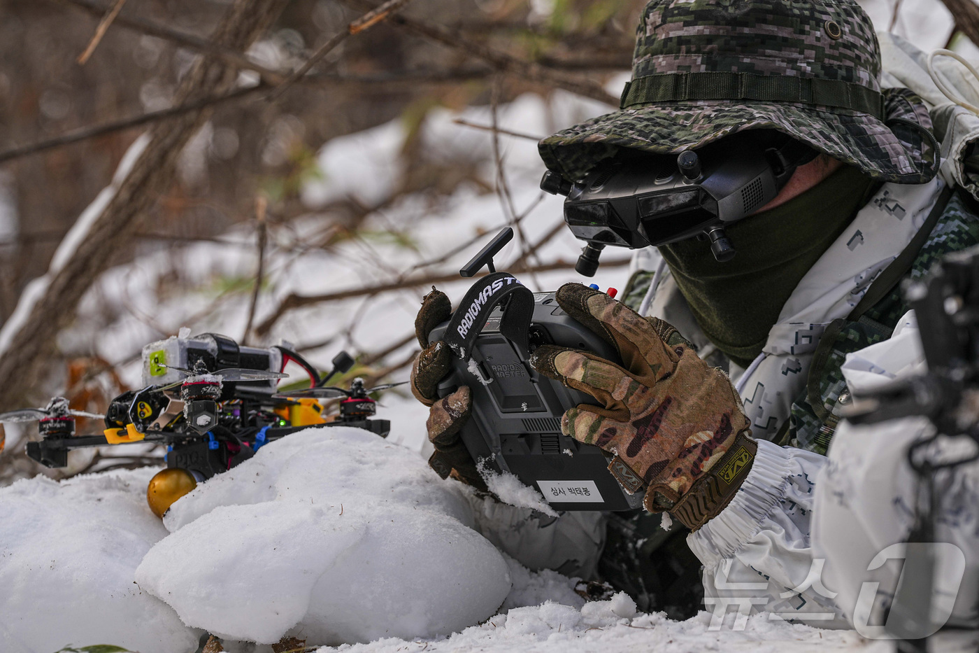 (서울=뉴스1) = 해병대 특수수색여단은 지난 2일부터 2월 26일까지 강원 평창군 황병산 일대에서 2026년 동계 설한지 훈련’을 진행한다고 16일 밝혔다. 사진은 지난 14일 …