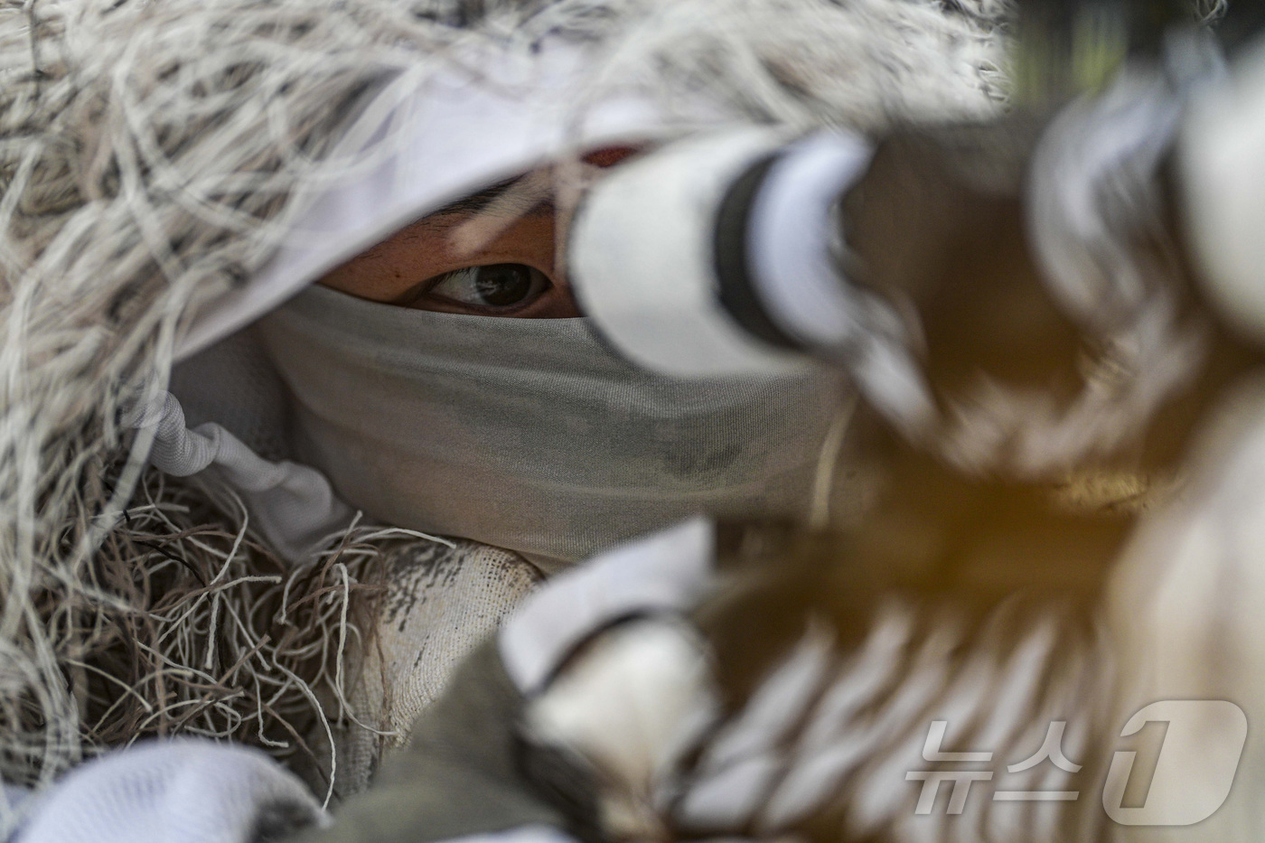(서울=뉴스1) = 해병대 특수수색여단은 지난 2일부터 2월 26일까지 강원 평창군 황병산 일대에서 2026년 동계 설한지 훈련’을 진행한다고 16일 밝혔다. 사진은 지난 15일 …