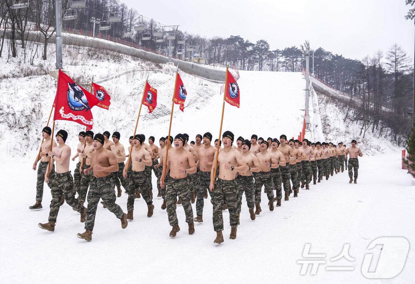 본문 이미지 - 해병대 특수수색여단은 지난 2일부터 2월 26일까지 강원 평창군 황병산 일대에서 2026년 동계 설한지 훈련’을 진행한다고 16일 밝혔다. 사진은 지난 15일 해병대 특수수색여단 장병들이 내한 극복을 위한 단체 구보를 실시하고 있는 모습. (해병대 제공. 재판매 및 DB 금지) 2026.1.16/뉴스1