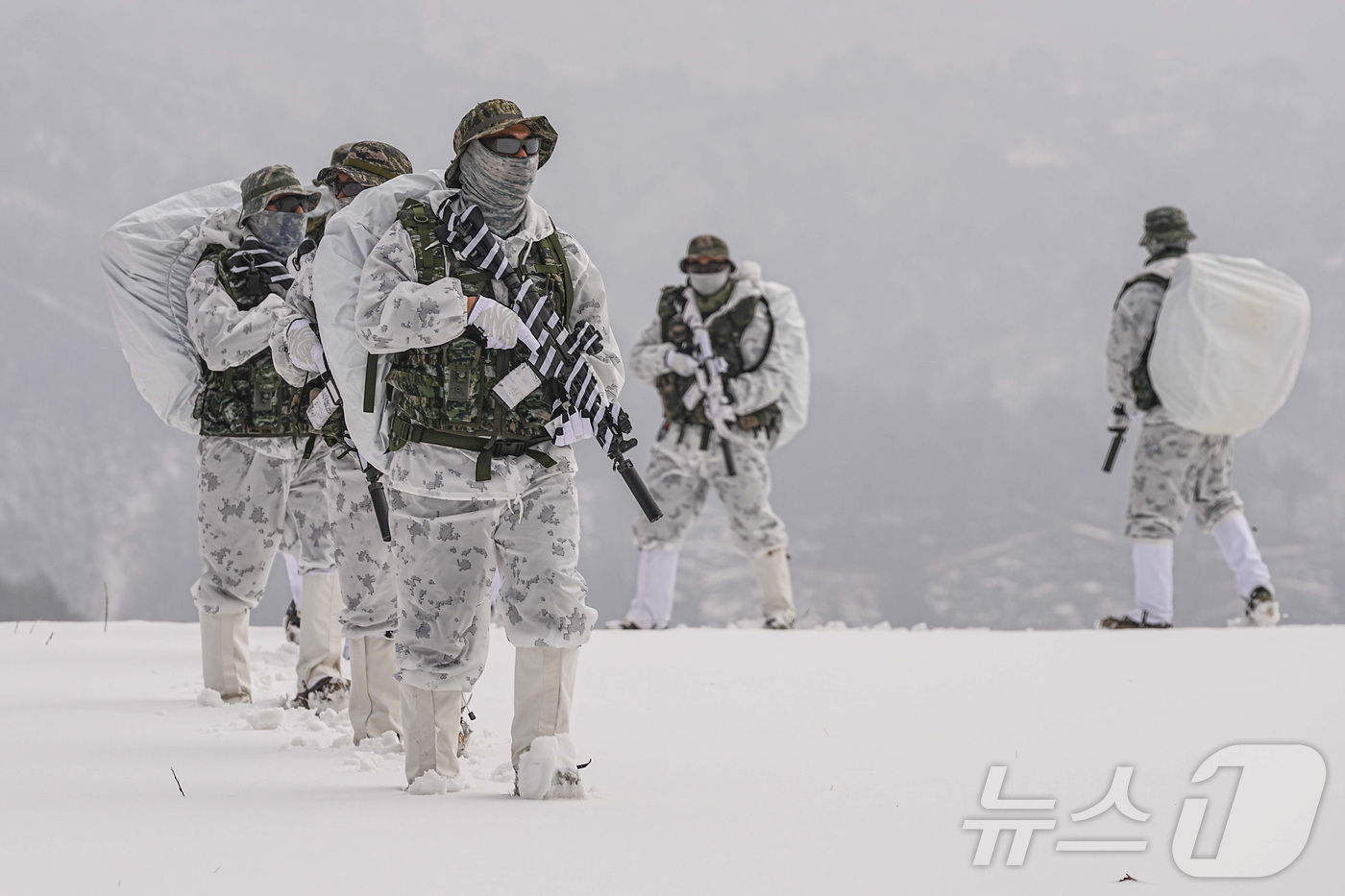 (서울=뉴스1) = 해병대 특수수색여단은 지난 2일부터 2월 26일까지 강원 평창군 황병산 일대에서 2026년 동계 설한지 훈련’을 진행한다고 16일 밝혔다. 사진은 지난 15일 …