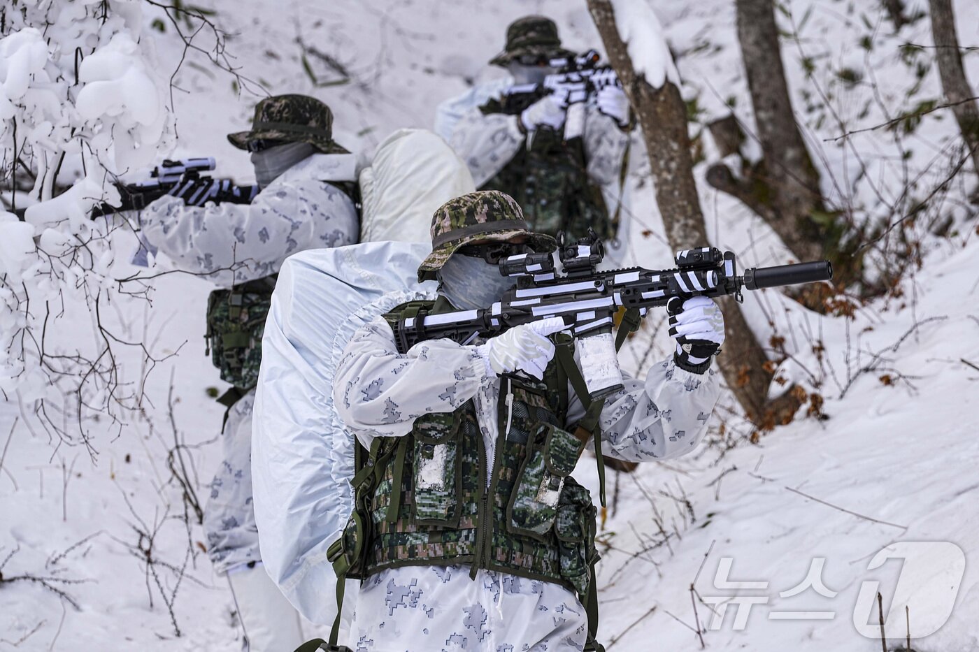 본문 이미지 - 해병대 특수수색여단은 지난 2일부터 2월 26일까지 강원 평창군 황병산 일대에서 2026년 동계 설한지 훈련’을 진행한다고 16일 밝혔다. 사진은 지난 14일 해병대 특수수색여단 장병들이 팀 단위 대형을 유지한 채 설상 기동 및 은밀 침투 훈련을 실시하고 있는 모습. (해병대 제공. 재판매 및 DB 금지) 2026.1.16/뉴스1