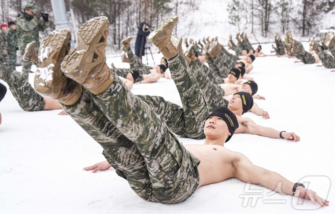 (서울=뉴스1) = 해병대 특수수색여단은 지난 2일부터 2월 26일까지 강원 평창군 황병산 일대에서 2026년 동계 설한지 훈련’을 진행한다고 16일 밝혔다. 사진은 지난 15일 …