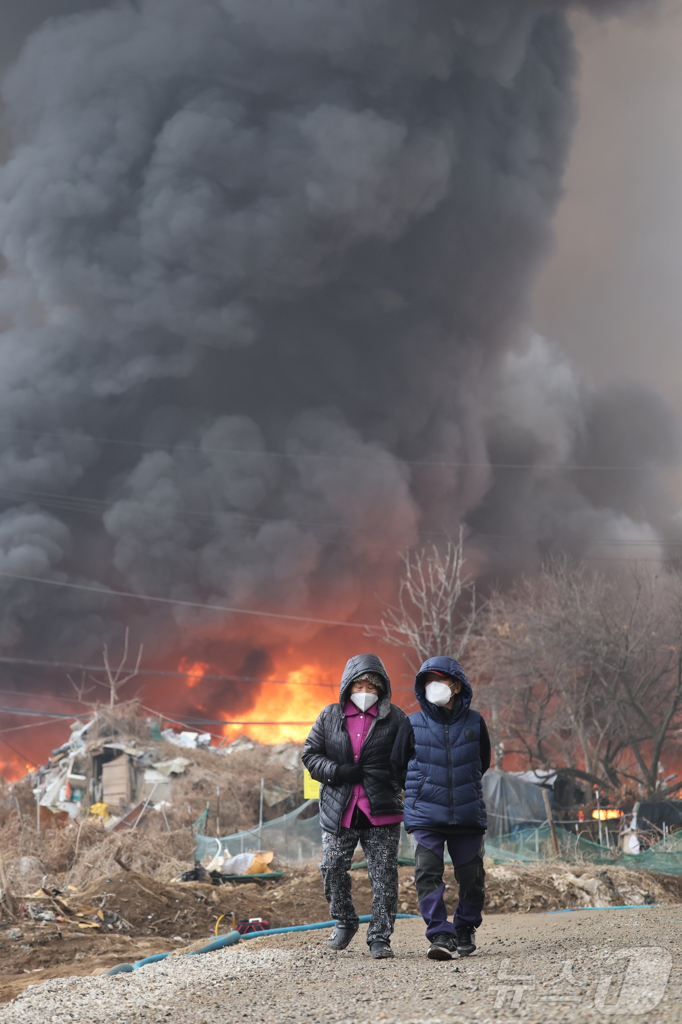 (서울=뉴스1) 김진환 기자 = 16일 오전 서울 강남구 개포동 구룡마을에서 화재가 발생, 주민들이 불길을 뒤로 발걸음을 옮기고 있다. 2026.1.16/뉴스1