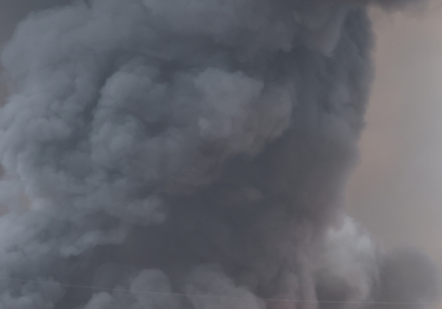 불길 피해 대피하는 주민들