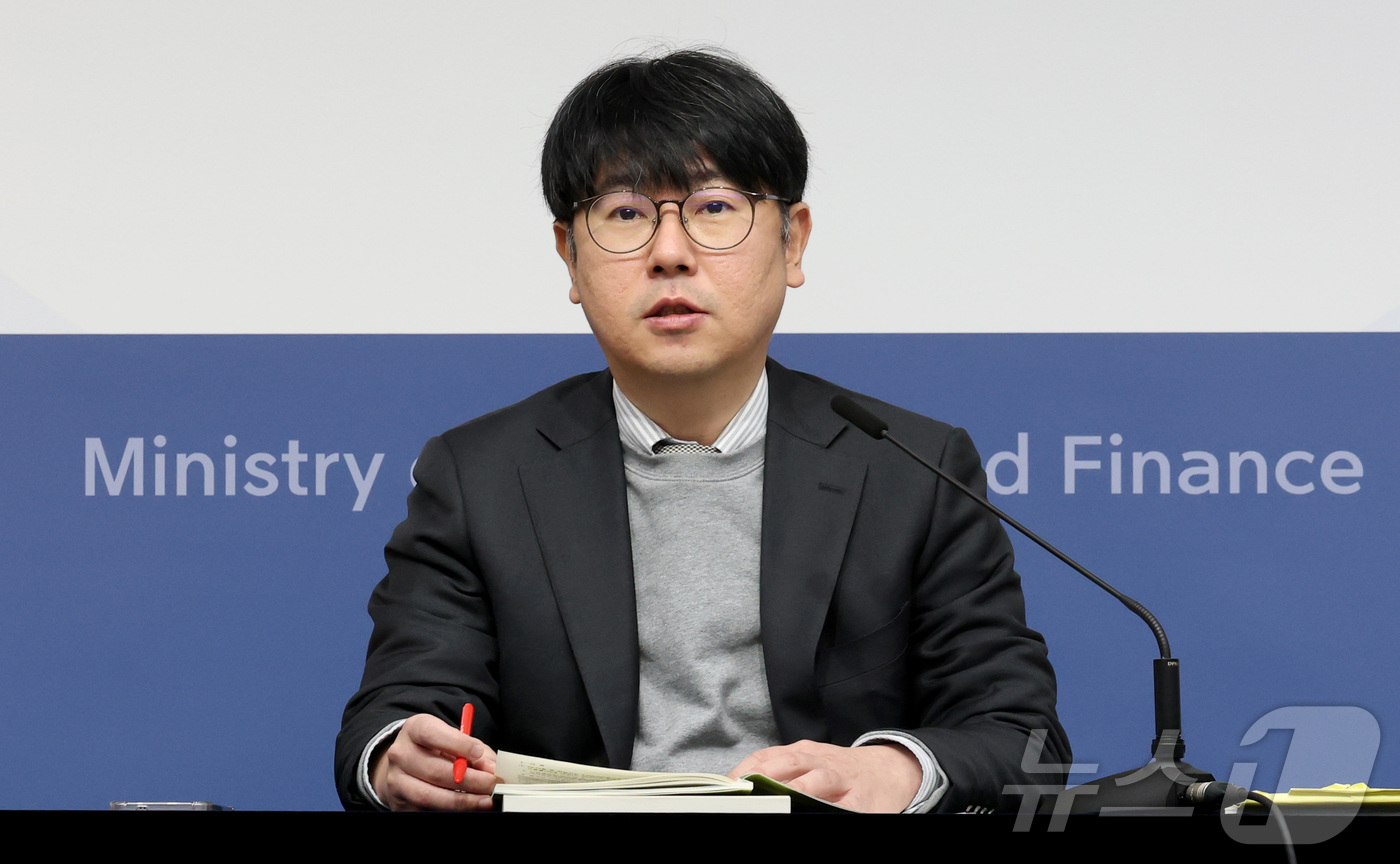 (세종=뉴스1) 김기남 기자 = 조성중 재정경제부 경제분석과장이 16일 세종시 정부세종청사에서 2026년 1월 최근 경제동향을 발표하고 있다. 2026.1.16/뉴스1