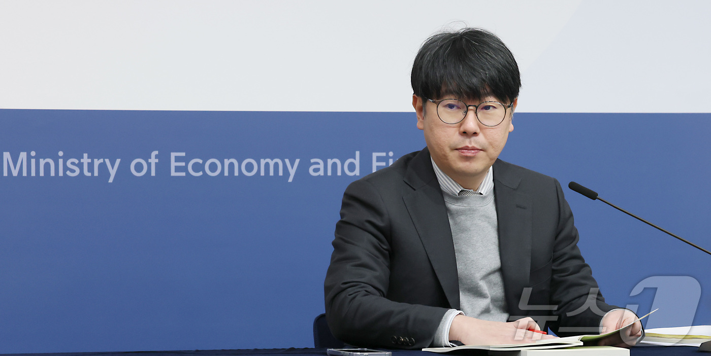 (세종=뉴스1) 김기남 기자 = 조성중 재정경제부 경제분석과장이 16일 세종시 정부세종청사에서 2026년 1월 최근 경제동향을 발표하고 있다. 2026.1.16/뉴스1