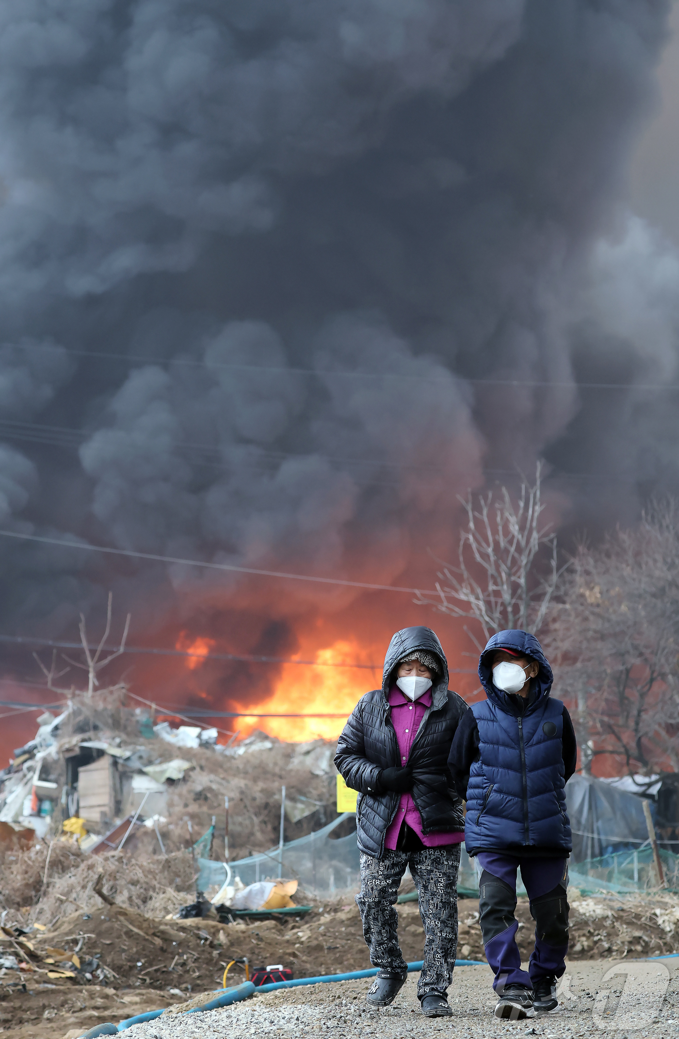 (서울=뉴스1) 김진환 기자 = 16일 오전 서울 강남구 개포동 구룡마을에서 화재가 발생, 주민들이 불길을 뒤로 발걸음을 옮기고 있다. 2026.1.16/뉴스1
