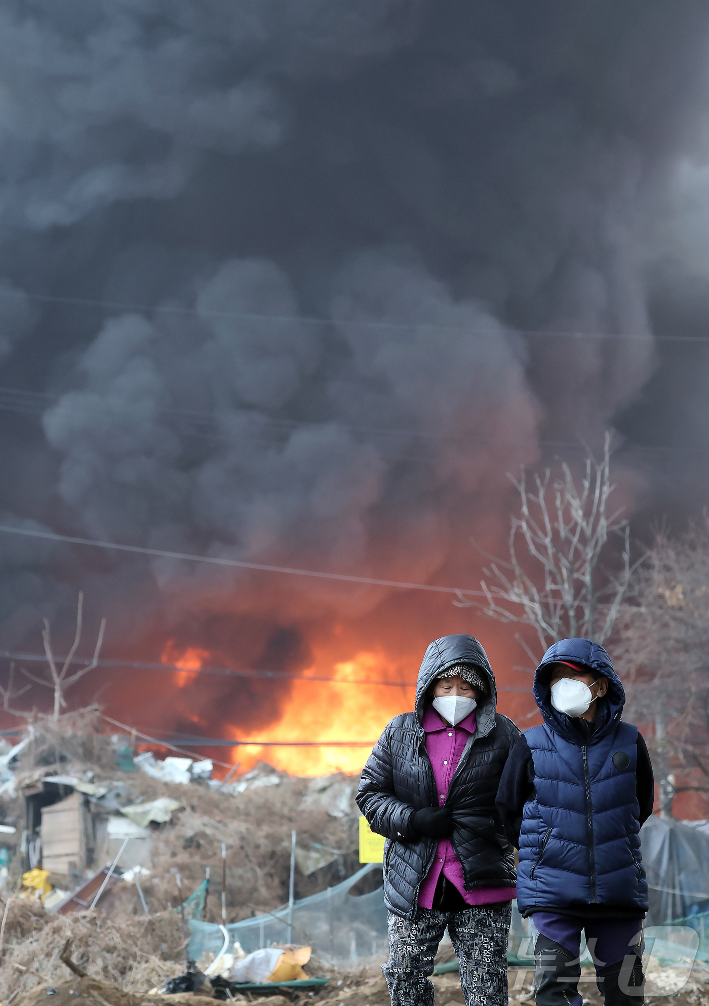 (서울=뉴스1) 김진환 기자 = 16일 오전 서울 강남구 개포동 구룡마을에서 화재가 발생, 주민들이 불길을 뒤로 발걸음을 옮기고 있다. 2026.1.16/뉴스1