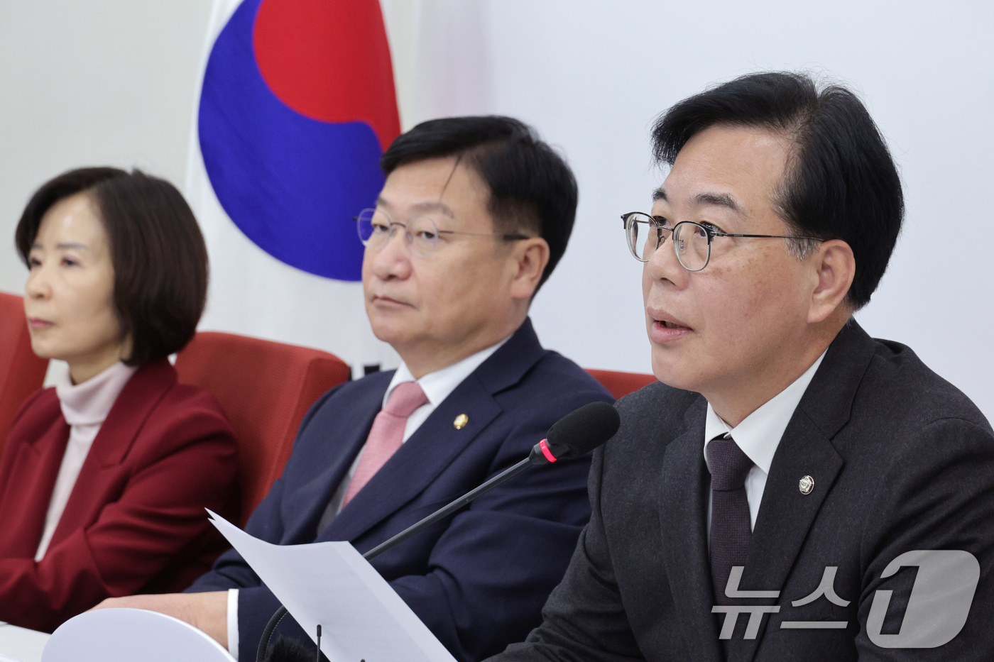 (서울=뉴스1) 신웅수 기자 = 송언석 국민의힘 원내대표가 16일 서울 여의도 국회에서 현안 기자간담회를 하고 있다. 2026.1.16/뉴스1