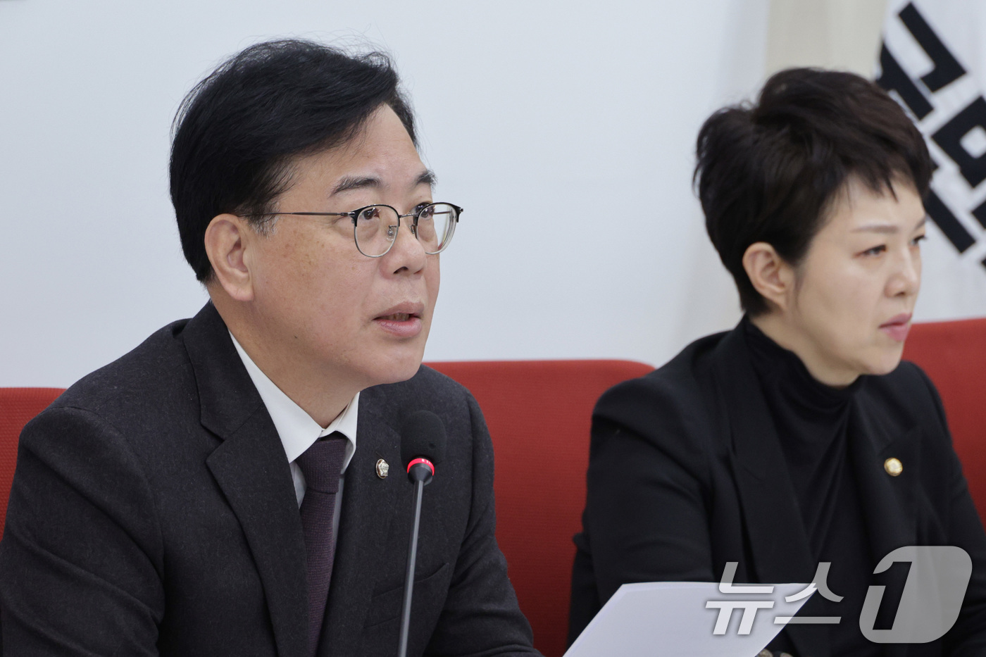 (서울=뉴스1) 신웅수 기자 = 송언석 국민의힘 원내대표가 16일 서울 여의도 국회에서 현안 기자간담회를 하고 있다. 2026.1.16/뉴스1