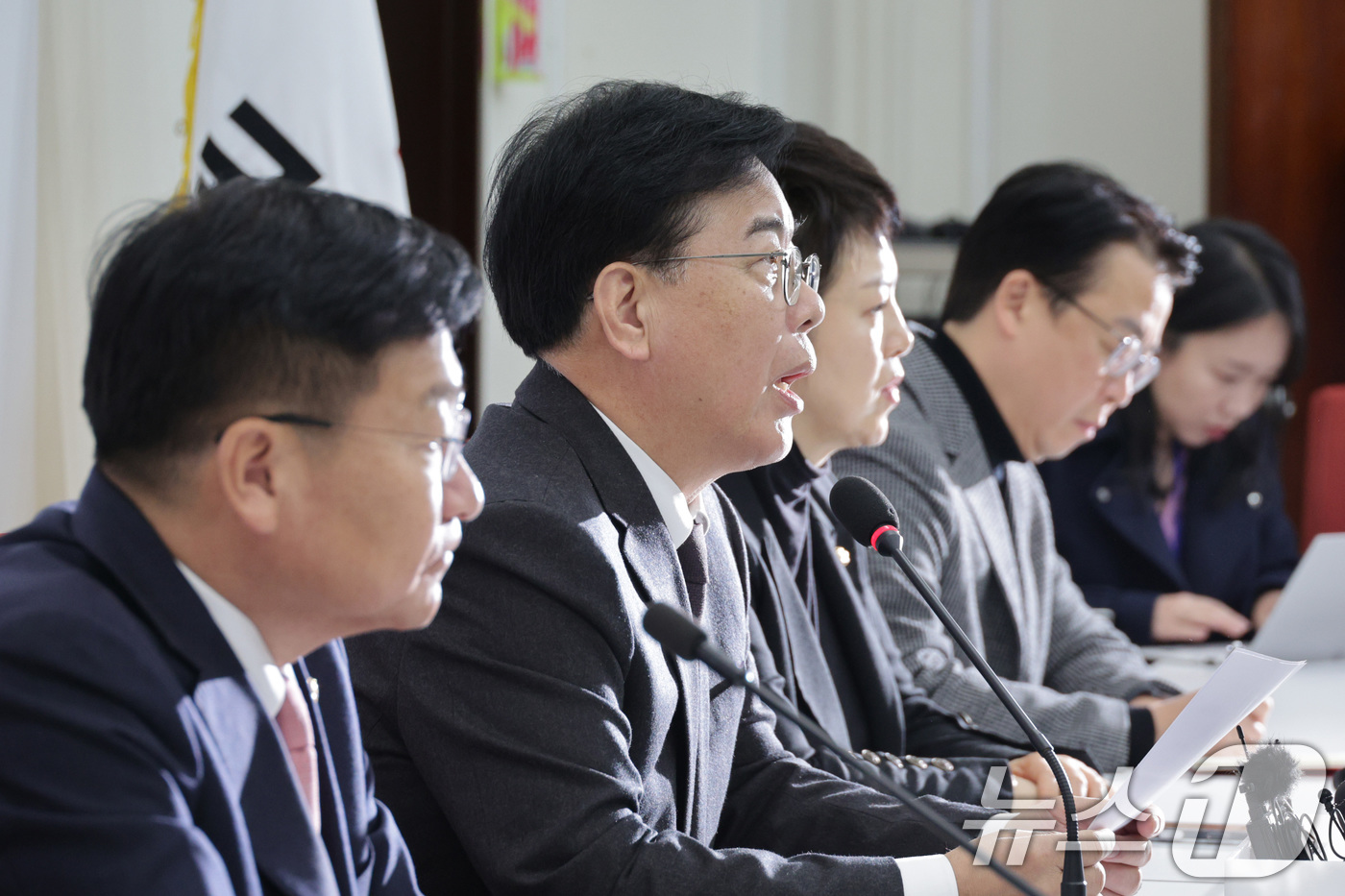 (서울=뉴스1) 신웅수 기자 = 송언석 국민의힘 원내대표가 16일 서울 여의도 국회에서 현안 기자간담회를 하고 있다. 2026.1.16/뉴스1