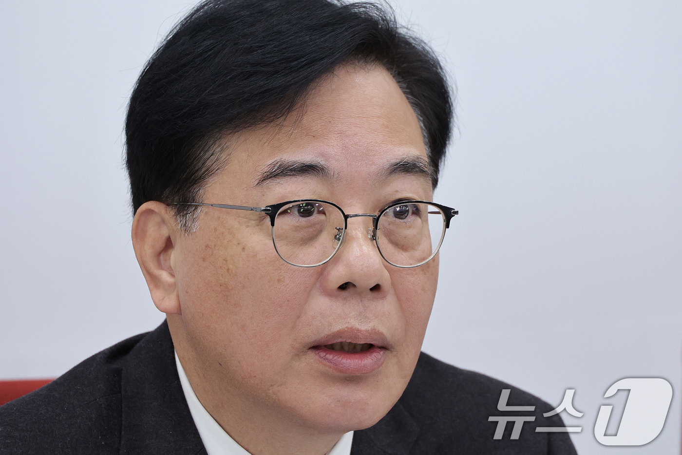 (서울=뉴스1) 신웅수 기자 = 송언석 국민의힘 원내대표가 16일 서울 여의도 국회에서 현안 기자간담회를 하고 있다. 2026.1.16/뉴스1