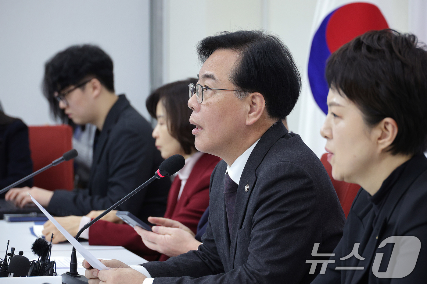 (서울=뉴스1) 신웅수 기자 = 송언석 국민의힘 원내대표가 16일 서울 여의도 국회에서 현안 기자간담회를 하고 있다. 2026.1.16/뉴스1