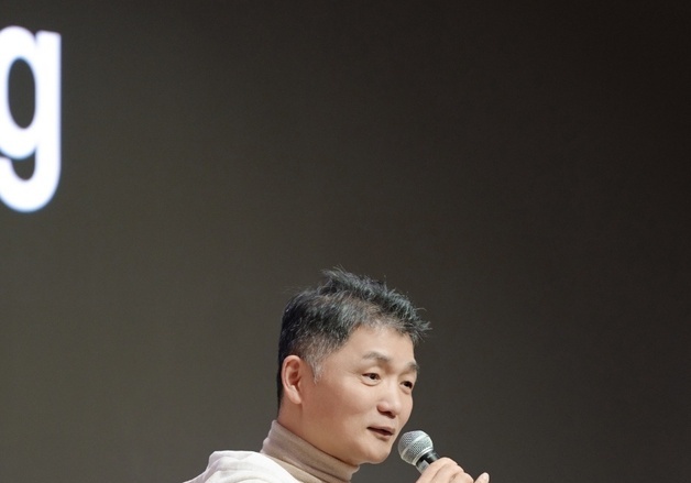 카카오 김범수, 신입크루 교육현장 깜짝 방문…'AI 일상화' 독려