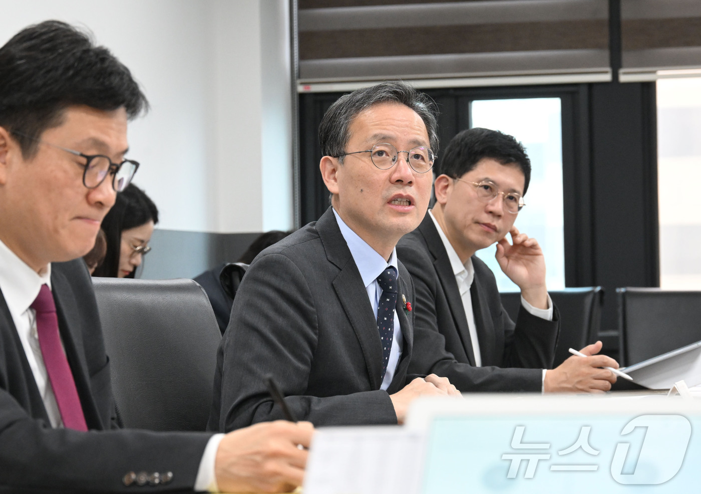 (서울=뉴스1) = 이형일 재정경제부 차관이 16일 서울 종로구 정부서울청사에서 열린 물가관계차관회의룰 주재하고 있다. (재정경제부 제공. 재판매 및 DB 금지) 2026.1.16 …