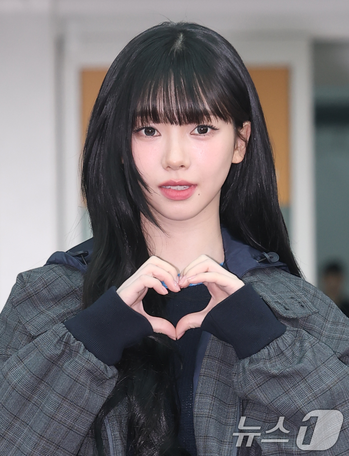 (인천공항=뉴스1) 권현진 기자 = 에스파 카리나가 해외 일정을 위해 16일 인천국제공항을 통해 밀라노로 출국하고 있다. 2026.1.16/뉴스1