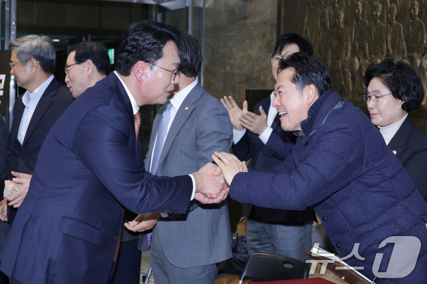 (서울=뉴스1) 신웅수 기자 = 천하람 개혁신당 원내대표가 16일 서울 여의도 국회에서 윤석열·김건희에 의한 내란·외환 및 국정농단 행위의 진상규명을 위한 특별검사 임명 등에 관한 …