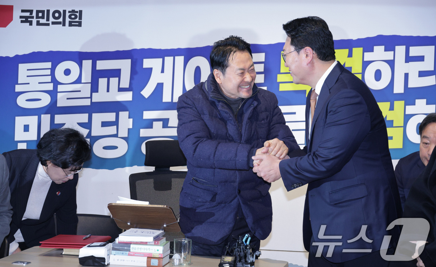 (서울=뉴스1) 신웅수 기자 = 천하람 개혁신당 원내대표가 16일 서울 여의도 국회에서 윤석열·김건희에 의한 내란·외환 및 국정농단 행위의 진상규명을 위한 특별검사 임명 등에 관한 …