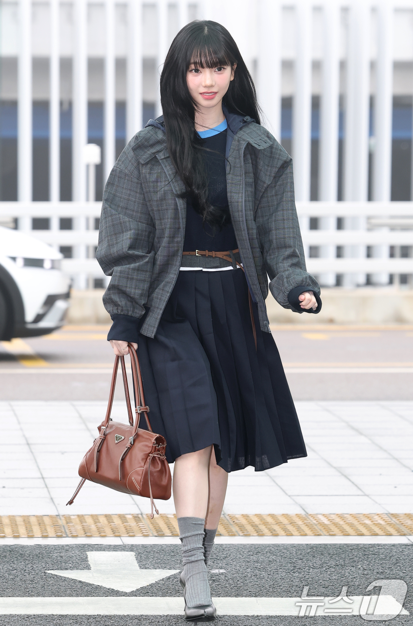 (인천공항=뉴스1) 권현진 기자 = 에스파 카리나가 해외 일정을 위해 16일 인천국제공항을 통해 밀라노로 출국하고 있다. 2026.1.16/뉴스1