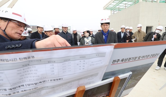 전주 야구장 건립공사 현장 찾은 우범기 시장