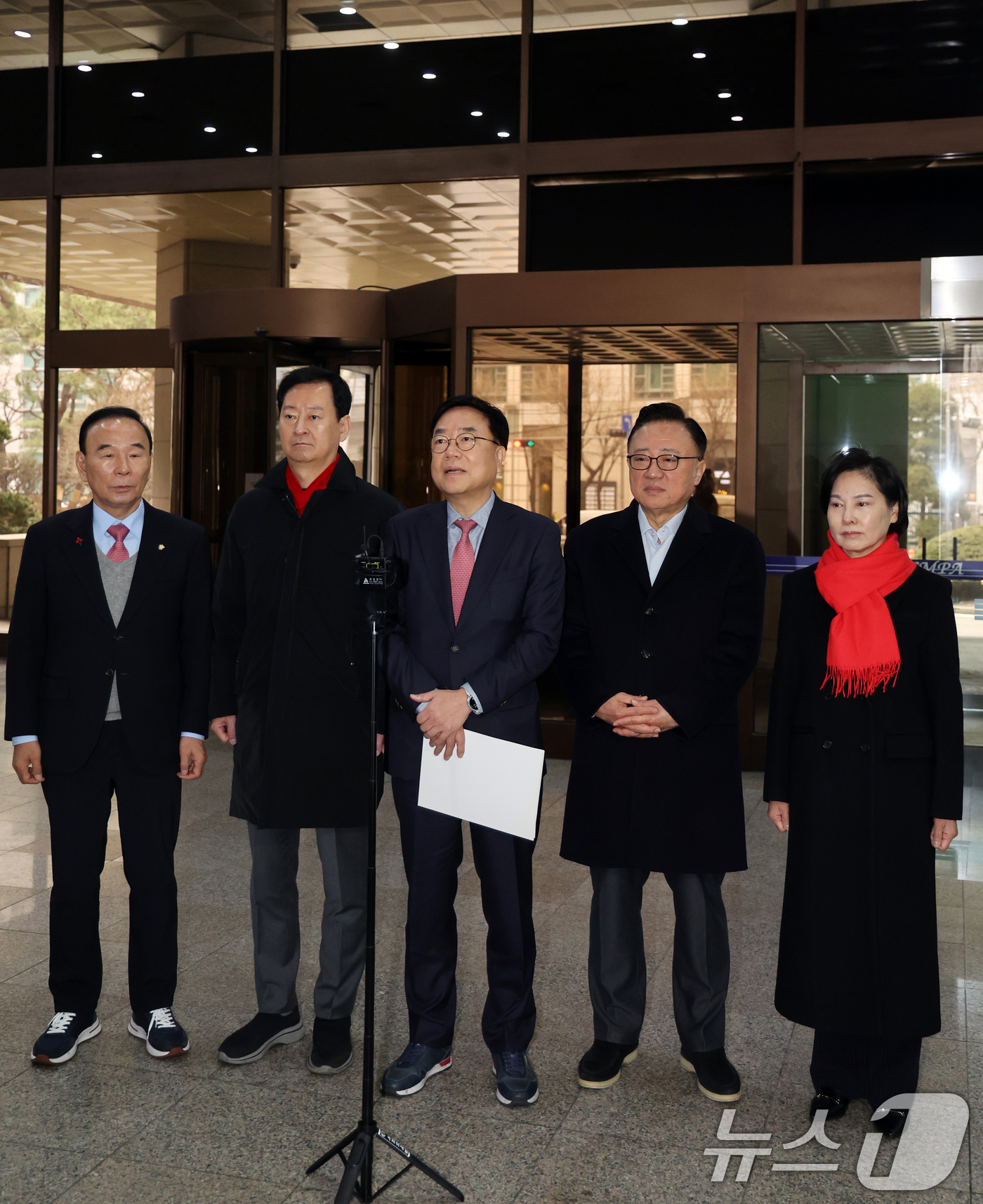 (서울=뉴스1) 황기선 기자 = 국민의힘 서범수, 박덕흠, 고동진 의원 등이 16일 오전 서울 종로구 서울경찰청에서 항의 방문 전 입장을 밝히고 있다.국민의힘은 김병기·강선우 더불 …