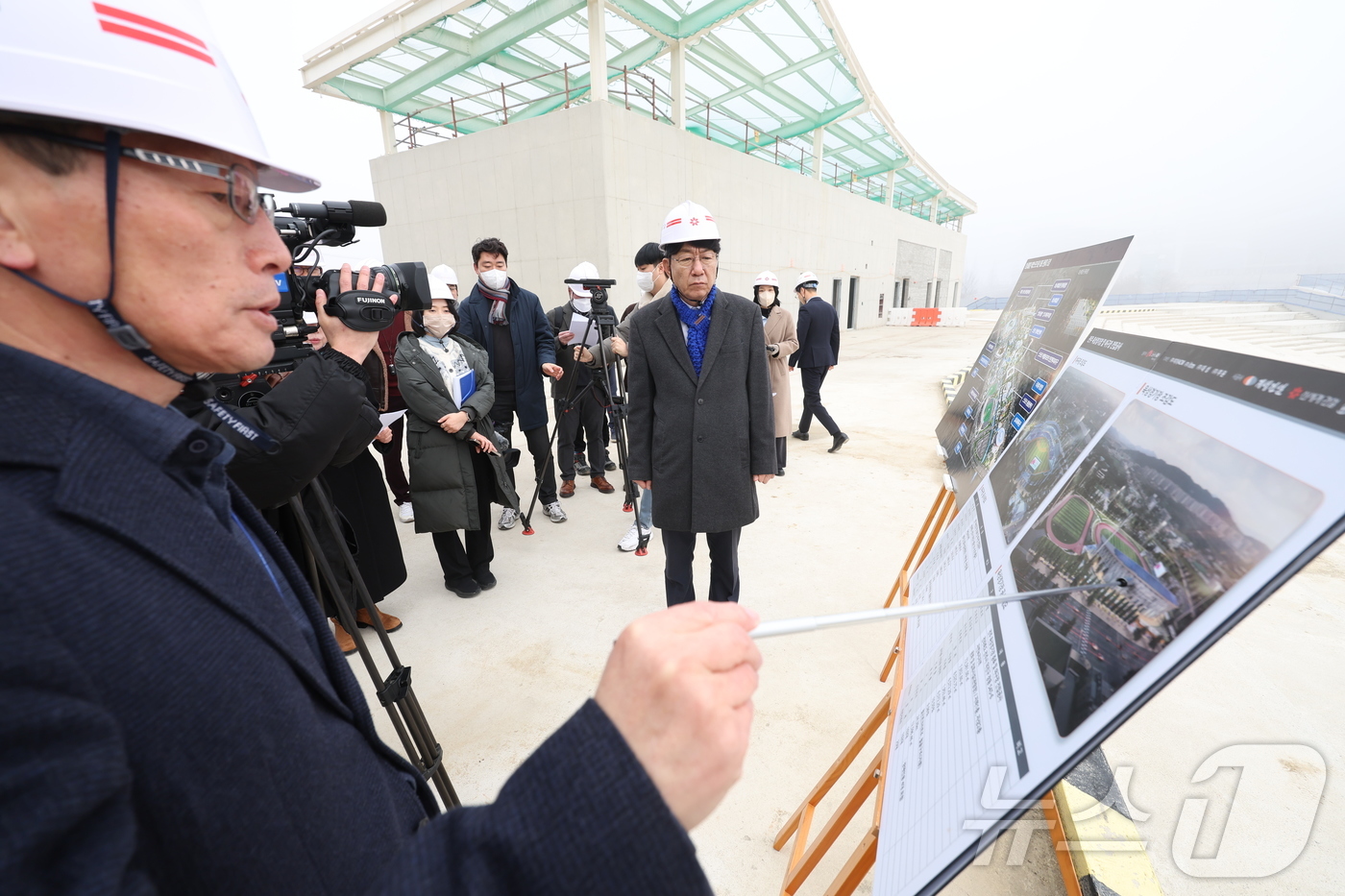 (전주=뉴스1) 유경석 기자 = 우범기 전주시장이 16일 전북 전주시 호남제일문 복합스포츠 타운 조성 현장을 찾아 공사 현황 브리핑을 듣고 있다. 2026.1.16/뉴스1