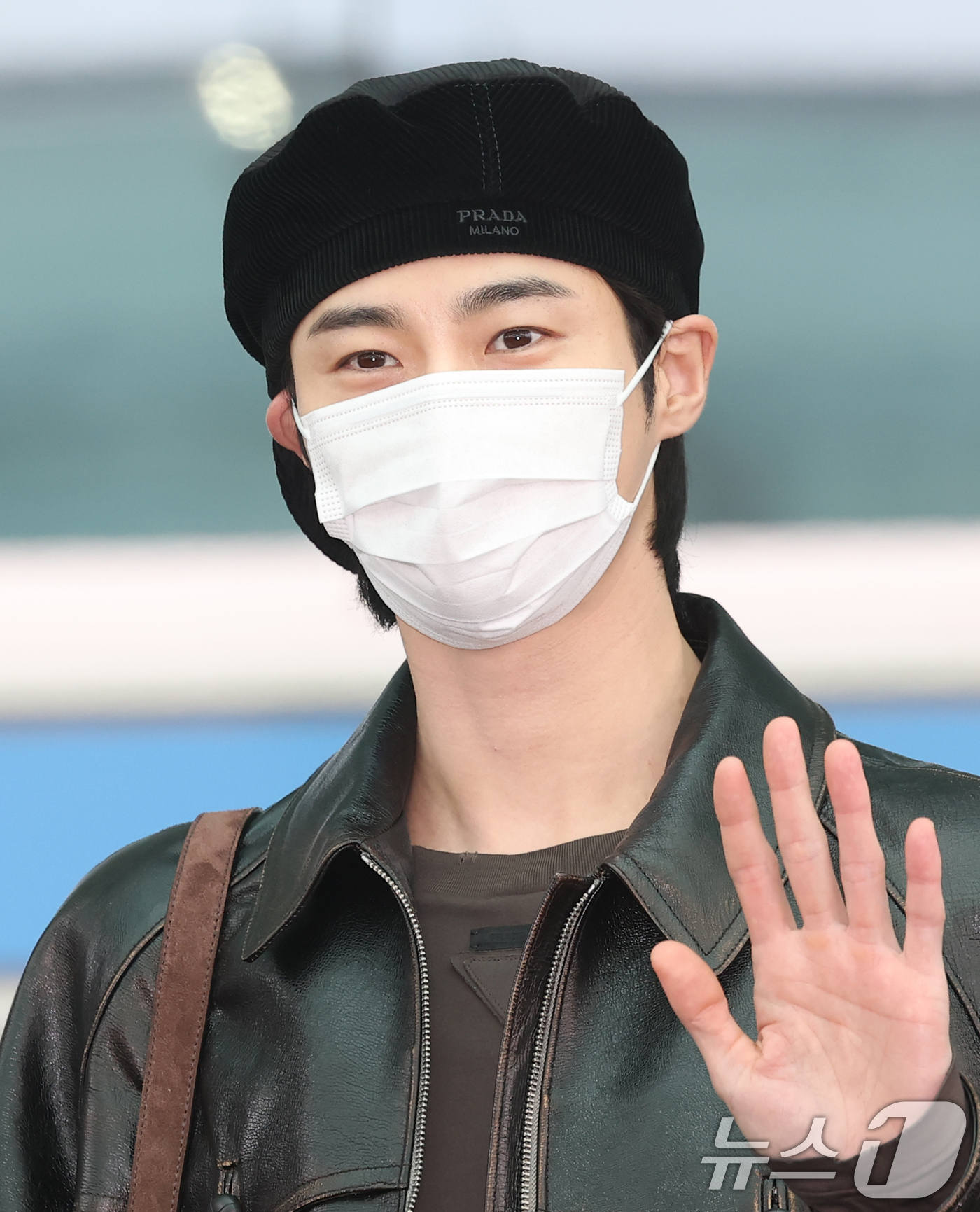 (인천공항=뉴스1) 권현진 기자 = 배우 변우석이 해외 일정을 위해 16일 인천국제공항을 통해 밀라노로 출국하기 전 인사를 하고 있다. 2026.1.16/뉴스1