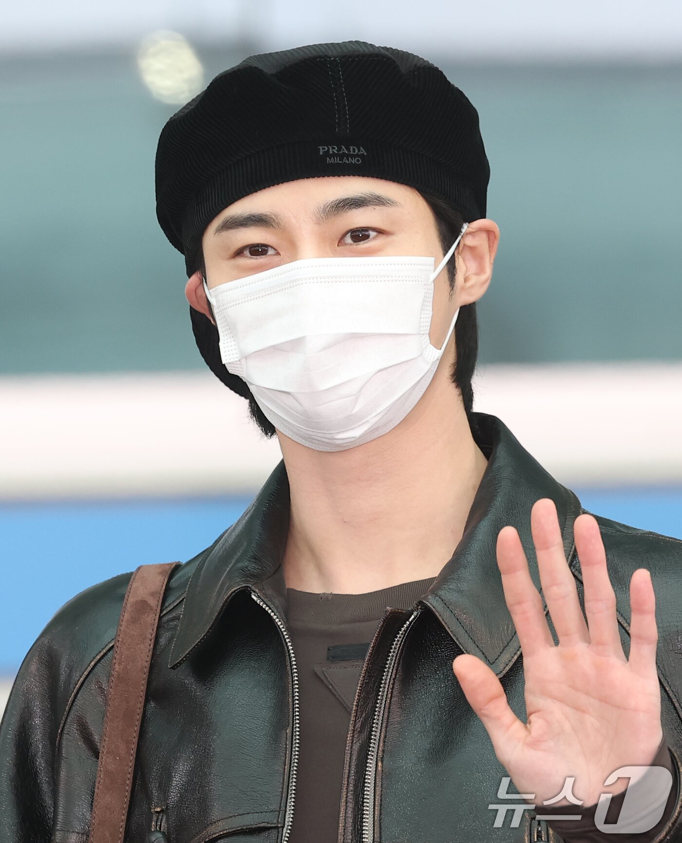 본문 이미지 - 배우 변우석이 해외 일정을 위해 16일 인천국제공항을 통해 밀라노로 출국하기 전 인사를 하고 있다. ⓒ News1 권현진 기자