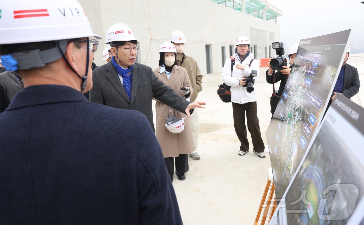 (전주=뉴스1) 유경석 기자 = 우범기 전주시장이 16일 전북 전주시 호남제일문 복합스포츠 타운 조성 현장을 찾아 공사 현황 브리핑을 듣고 질의를 하고 있다. 2026.1.16/뉴 …