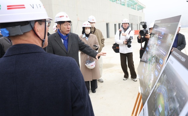 질의하는 우범기 시장