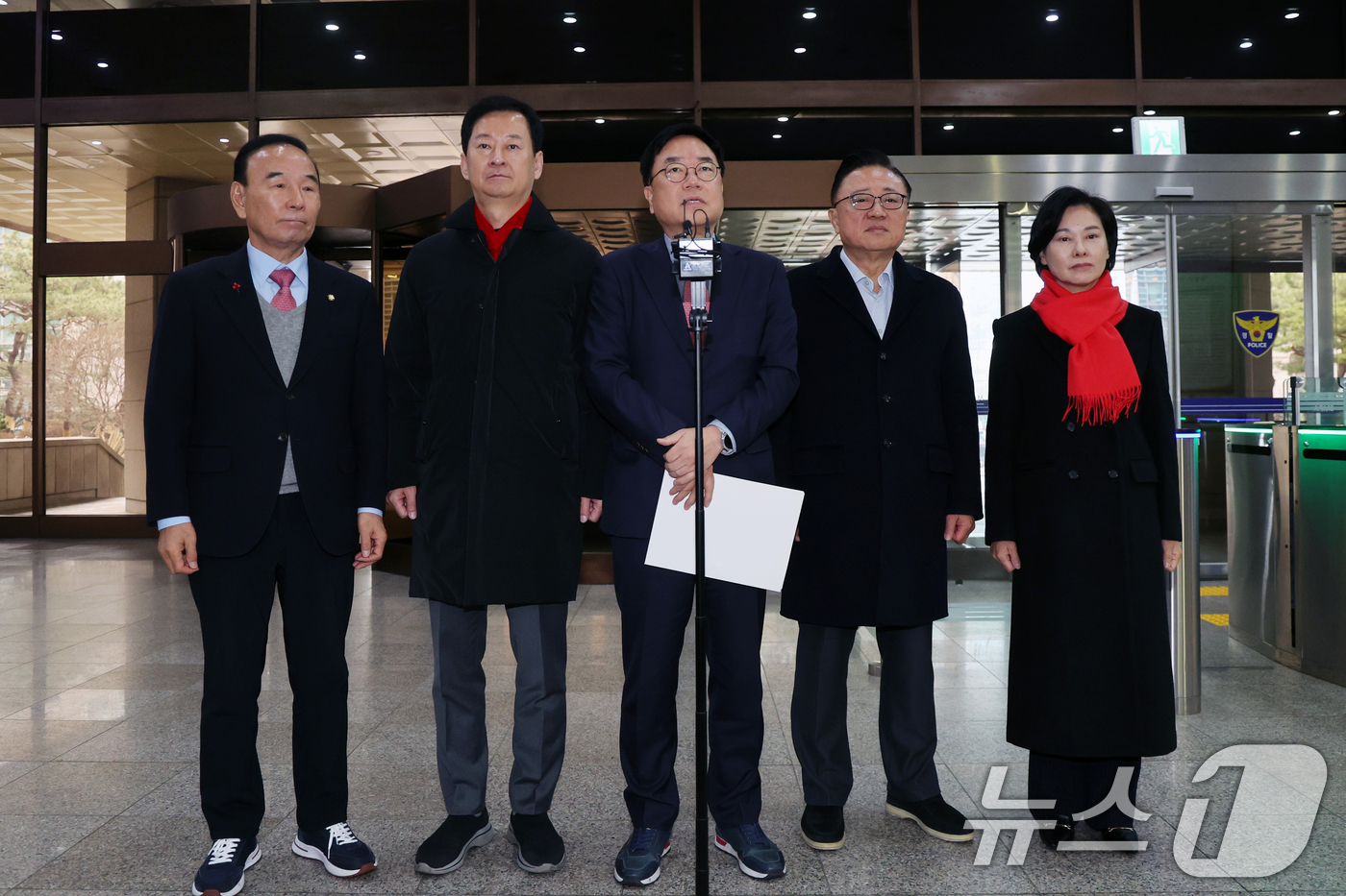 (서울=뉴스1) 황기선 기자 = 국민의힘 서범수, 박덕흠, 고동진 의원 등이 16일 오전 서울 종로구 서울경찰청에서 항의 방문 전 입장을 밝히고 있다.국민의힘은 김병기·강선우 더불 …