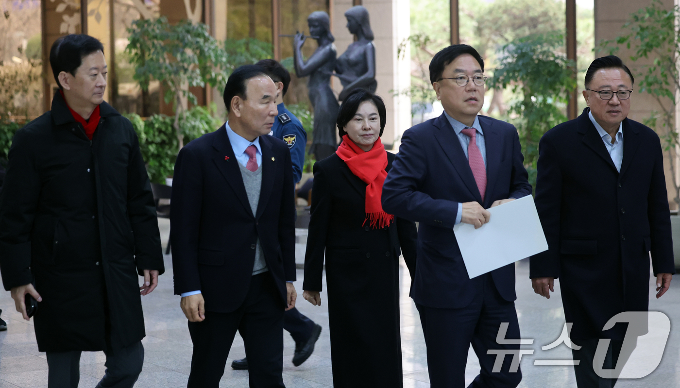 (서울=뉴스1) 황기선 기자 = 국민의힘 서범수, 박덕흠, 고동진 의원 등이 16일 오전 서울 종로구 서울경찰청에서 항의 방문을 위해 이동하고 있다.국민의힘은 김병기·강선우 더불어 …