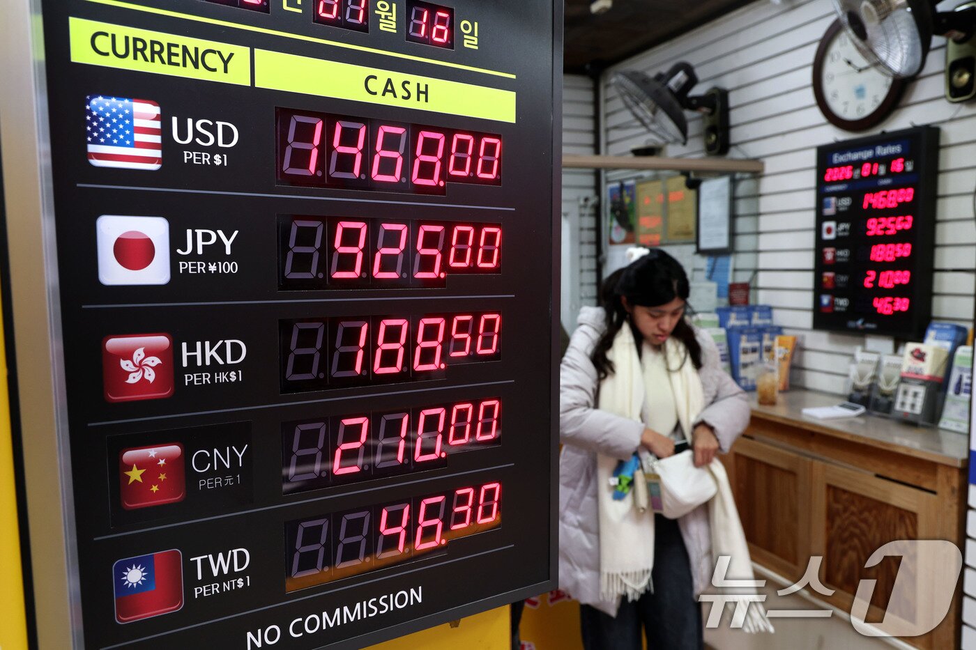 본문 이미지 - 16일 서울 중구 명동 환전소 전광판에 환율 시세가 나오고 있다. 2026.1.16/뉴스1 ⓒ News1 이광호 기자