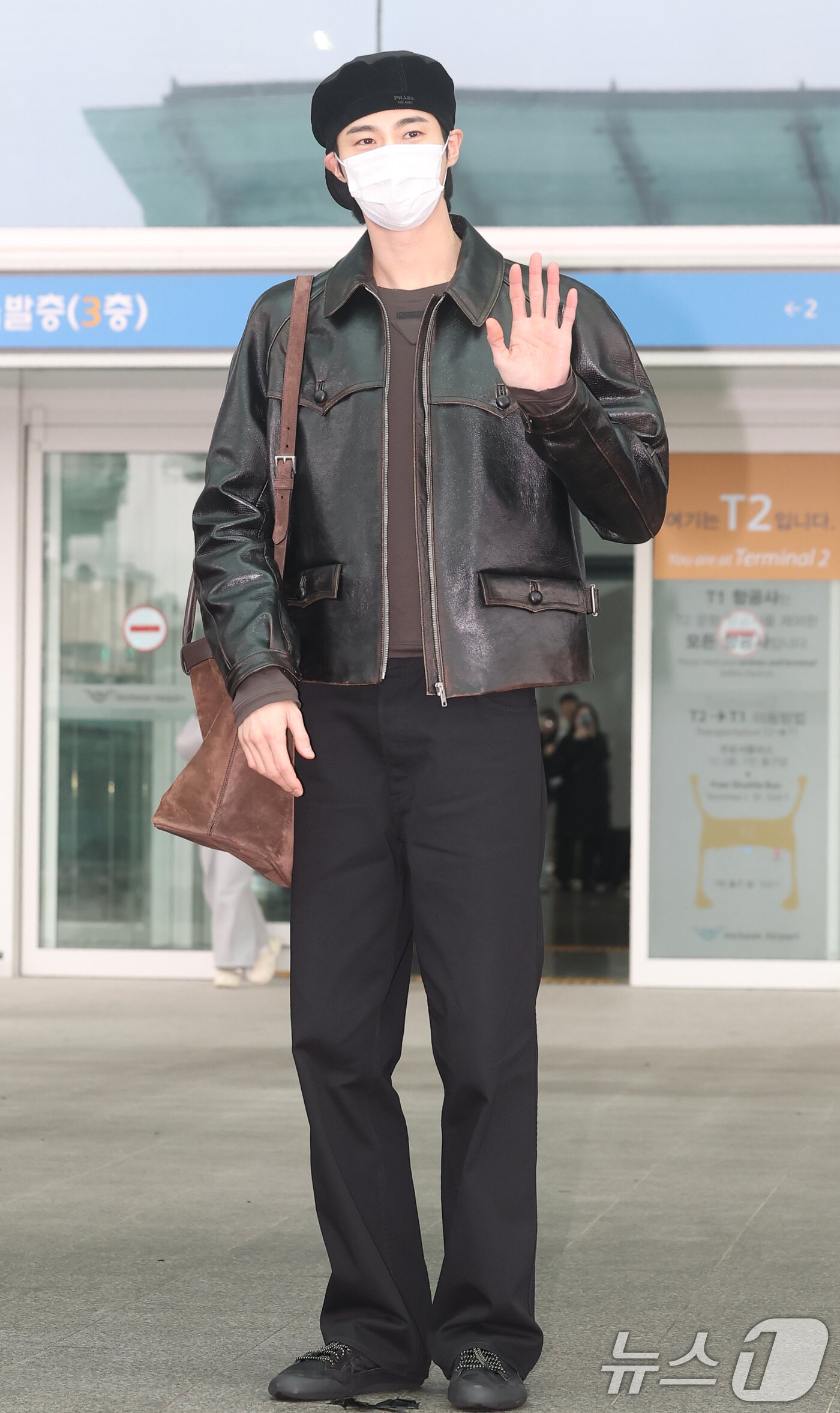 본문 이미지 - 배우 변우석이 해외 일정을 위해 16일 인천국제공항을 통해 밀라노로 출국하기 전 손을 흔들고 있다. ⓒ News1 권현진 기자