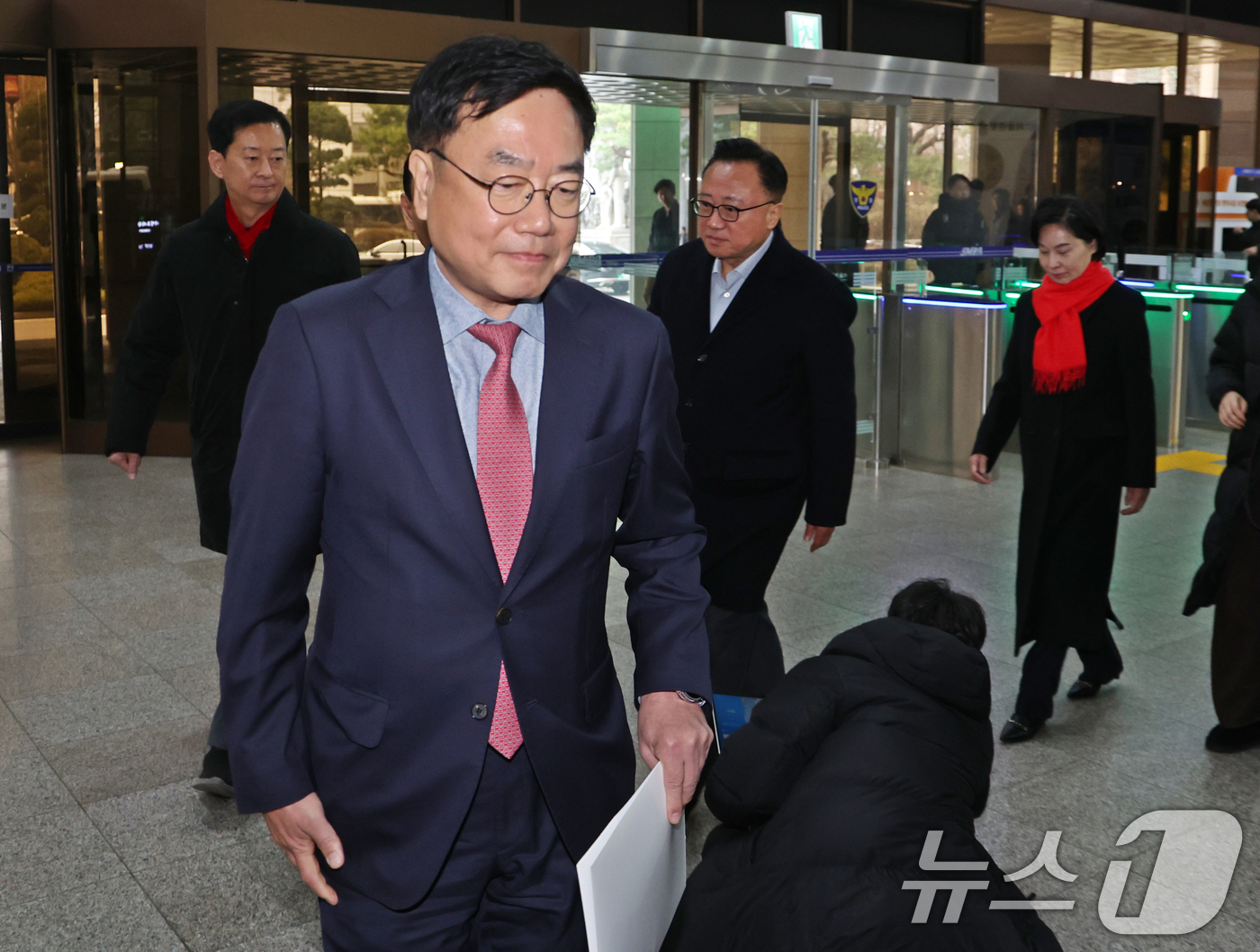 (서울=뉴스1) 황기선 기자 = 국민의힘 서범수, 박덕흠, 고동진 의원 등이 16일 오전 서울 종로구 서울경찰청에서 항의 방문을 위해 이동하고 있다.국민의힘은 김병기·강선우 더불어 …