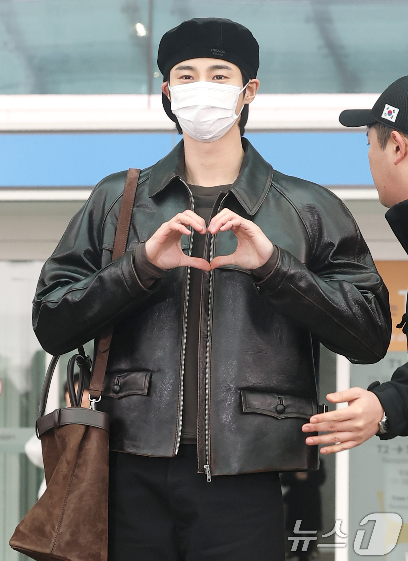 (인천공항=뉴스1) 권현진 기자 = 배우 변우석이 해외 일정을 위해 16일 인천국제공항을 통해 밀라노로 출국하기 전 인사를 하고 있다. 2026.1.16/뉴스1