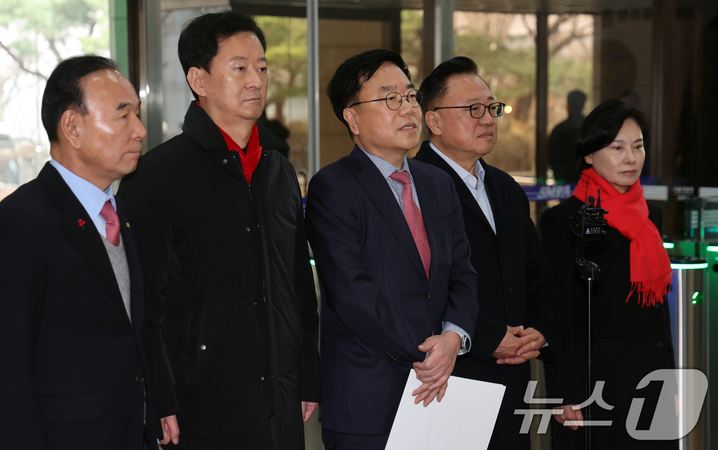 (서울=뉴스1) 황기선 기자 = 국민의힘 서범수, 박덕흠, 고동진 의원 등이 16일 오전 서울 종로구 서울경찰청에서 항의 방문 전 입장을 밝히고 있다. 국민의힘은 김병기·강선우 더 …