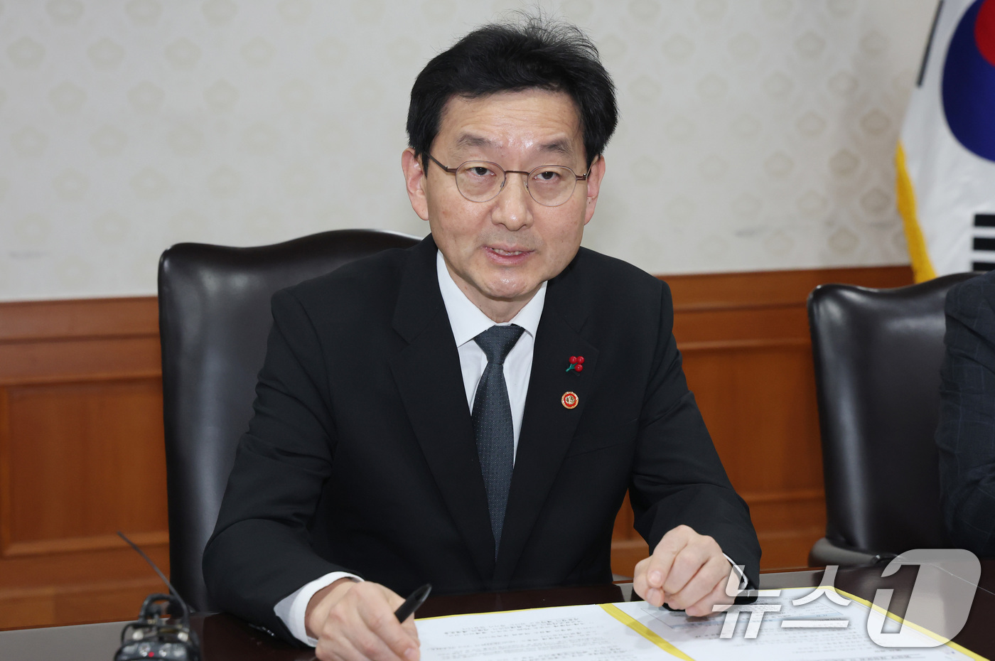 (서울=뉴스1) 임세영 기자 = 윤창렬 국무조정실장이 16일 서울 종로구 정부서울청사에서 열린 범정부 재정분권 TF 위촉식 및 1차 회의에서 모두발언을 하고 있다. 2026.1.1 …