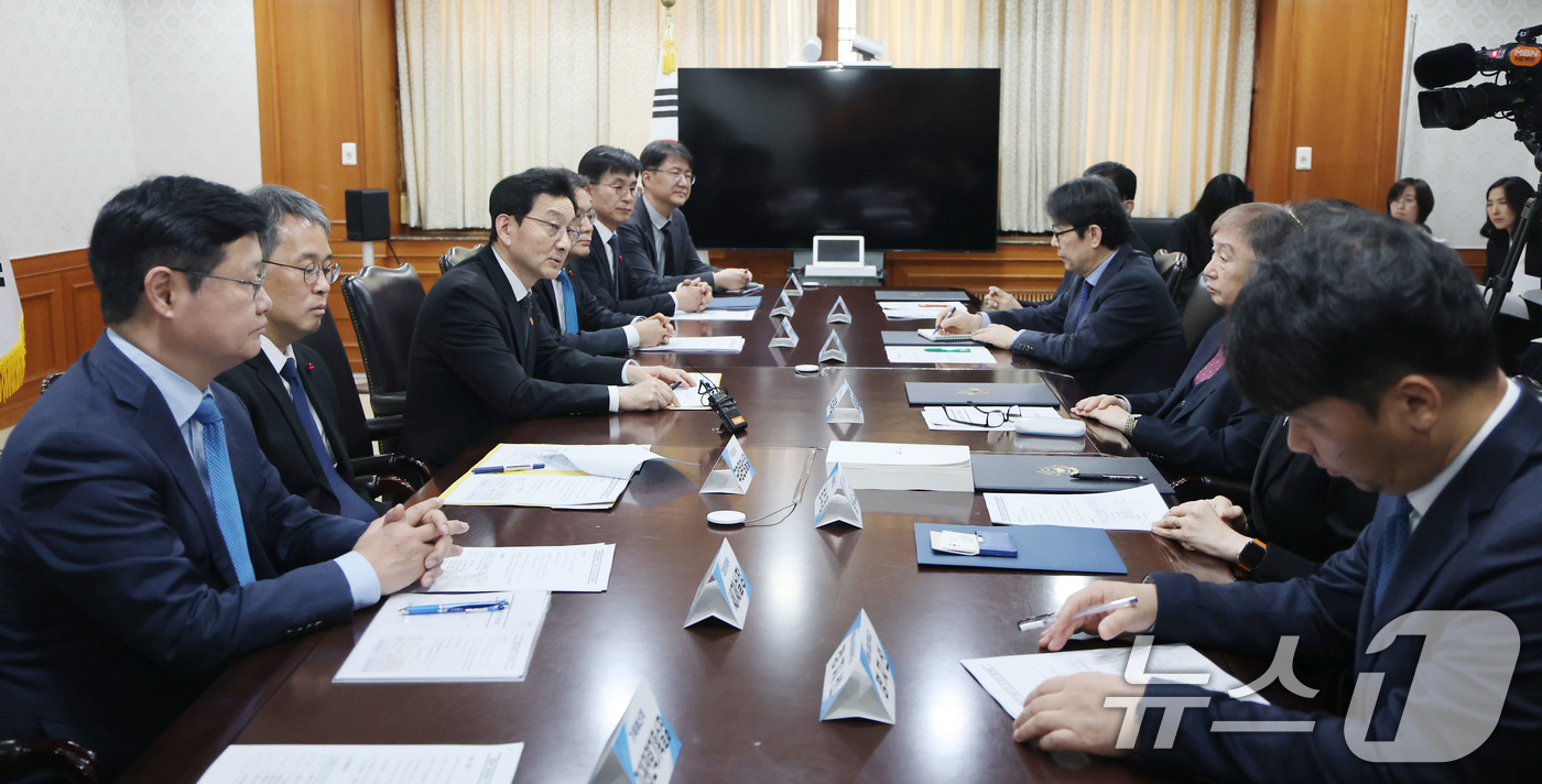 (서울=뉴스1) 임세영 기자 = 윤창렬 국무조정실장이 16일 서울 종로구 정부서울청사에서 열린 범정부 재정분권 TF 위촉식 및 1차 회의에서 모두발언을 하고 있다. 2026.1.1 …